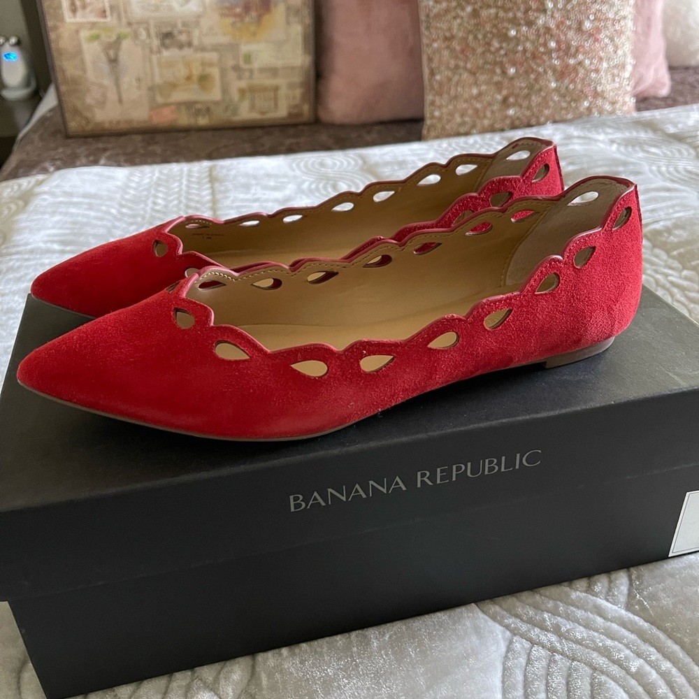 BANANA REPUBLIC red suede flats